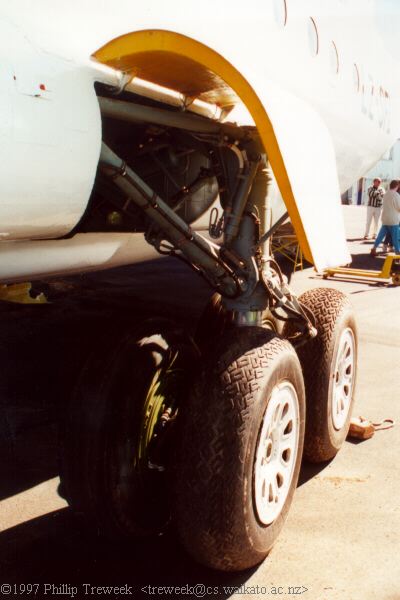 main undercarriage - port